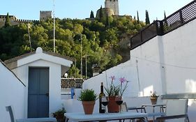 Frente a la Alhambra